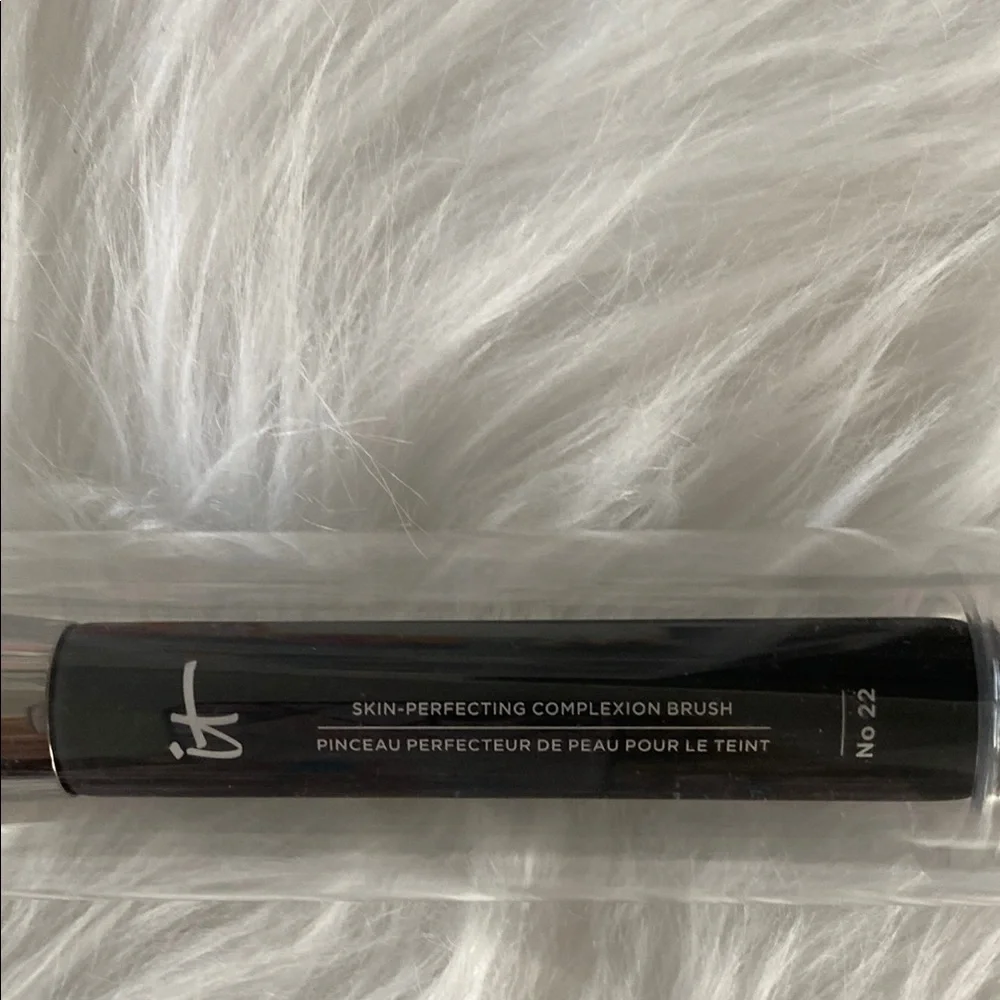 New IT heavenly luxe bye bye foundation brush